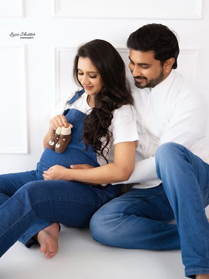 Adding tiny baby shoes is a classic and adorable prop for any maternity shoot. It’s a sweet symbol of the little one who is on the way.