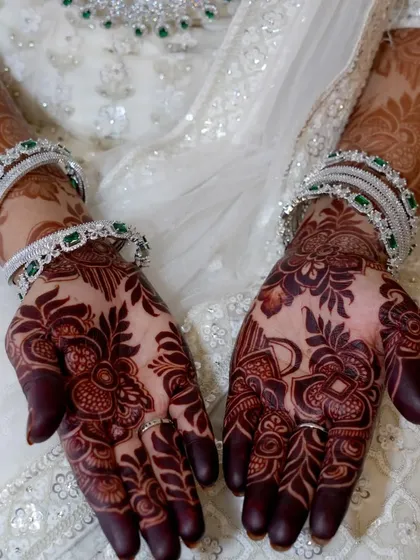 Another angle of the stunning, dark henna stain.