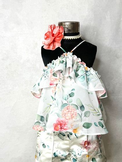 Another look at our popular floral holiday set, a go-to choice for brunch, parties, or a stylish vacation.