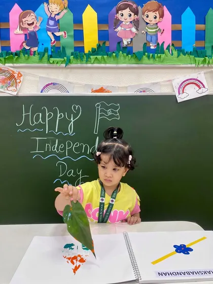 Using a leaf for printmaking, this little girl creates a unique tri-colour artwork. We love using natural materials to inspire creativity and connect children with the world around them.