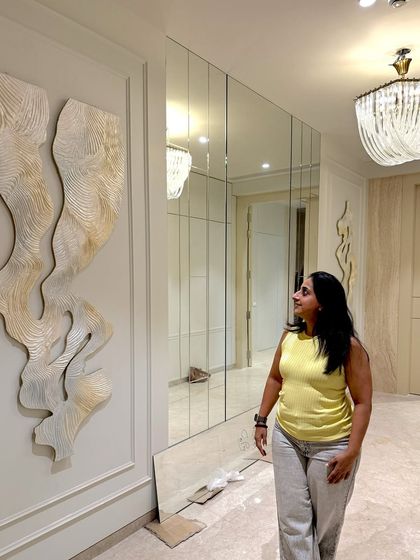 From imagination to installation, the artwork now finds its perfect rhythm within this interior.