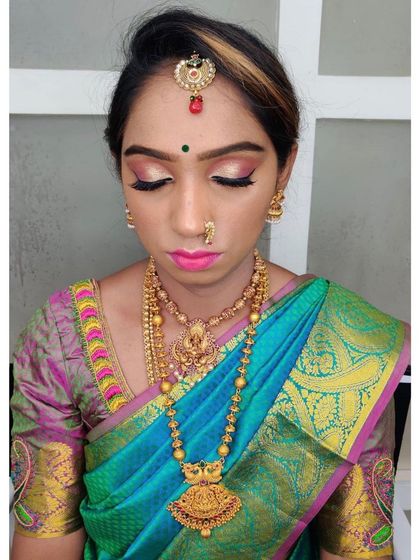 A detailed look at the eye makeup for this South Indian bride. I used soft pink and gold tones with long lashes to create a romantic and eye-catching effect that complements her jewellery.