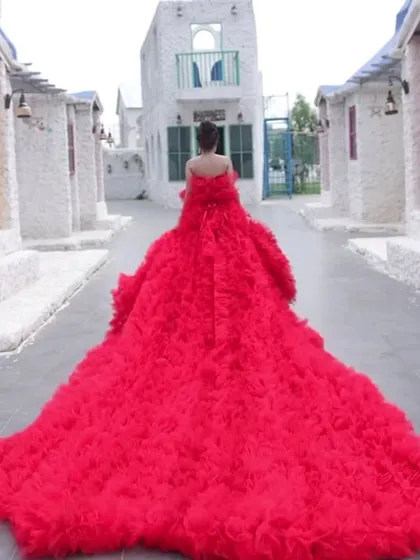 This is the ultimate pre-wedding shoot gown. The incredibly long and voluminous red trail creates a spectacular image that you will treasure forever.