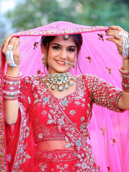 A complete bridal look featuring a heavy, gold-plated Kundan necklace, haath phool, and maang tikka, all available for rent.