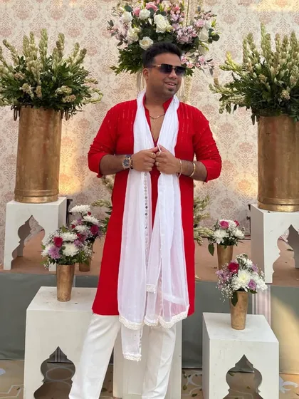 A simple yet elegant red and white kurta set for a daytime wedding ritual. Sometimes, a classic look is the most powerful.