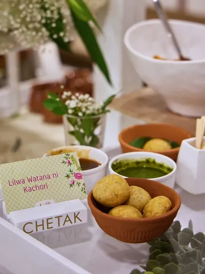A taste of tradition with our Lilva Watana ni Kachori. These small, fried pastries are filled with a savoury green pea mixture and served with tangy chutneys in earthen bowls.