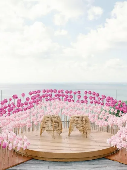 A playful and picturesque installation of pink pinwheels against the Bali sky for the 'Villa Brissa' mehendi. As the sea breeze blew, they swayed gracefully, adding a touch of whimsical motion to the beautiful setting.
