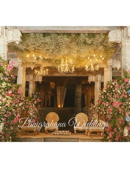 If your mandap doesn't look like a Vogue cover set, wyd? This soft glam, high-drama setup at Amitarasa was all about creating a floral fantasy.