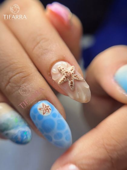 A close-up of a hand-sculpted 3D starfish on a seashell-textured nail, part of our sea paradise set.