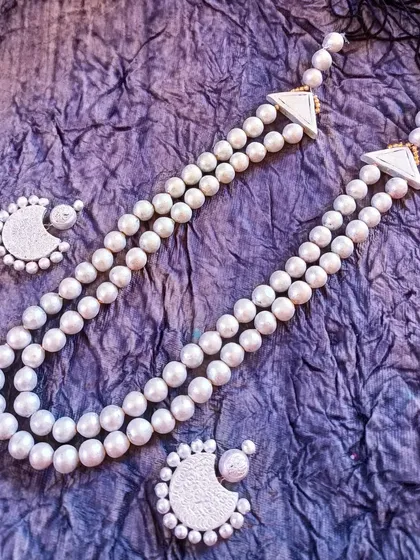 A duplicate image of the pearl-white 'maharani' style necklace.