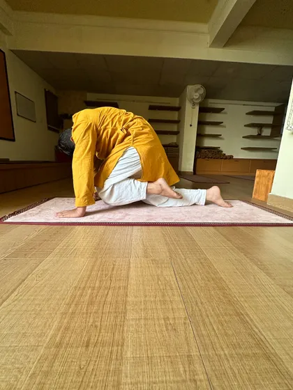 The Cat-Cow pose, or Marjaryasana-Bitilasana, is a fundamental part of my detox programs. This fluid movement warms up the spine and helps to release bloating and constipation by stimulating the entire digestive tract.