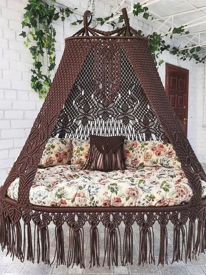 This coffee-colored sofa swing comes with extra filling in the mattress for maximum comfort. The floral print on the cushion adds a classic, charming touch.