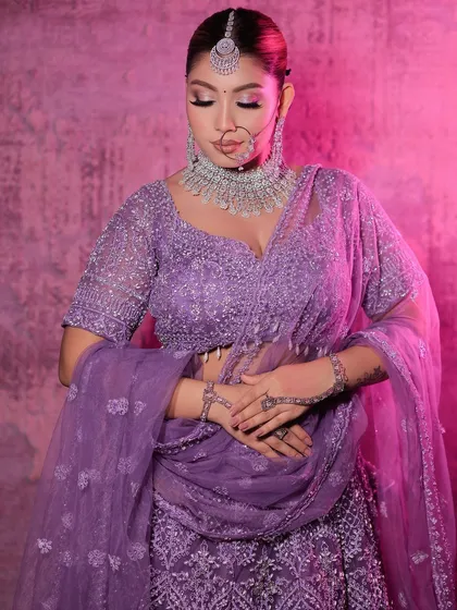 A modern bridal look featuring a lavender lehenga paired with a stunning diamond and silver jewellery set. This shows how you can rent contemporary jewellery for a unique look.
