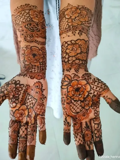 Another stunning design from my Eid collection, featuring bold flowers and detailed patterns on the palms.