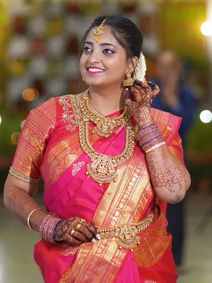 For this traditional look, we aimed for a fresh, natural base that gives a radiant glow without feeling heavy. The focus is on luminous skin and beautifully defined eyes, allowing her natural beauty to shine through on her special day.