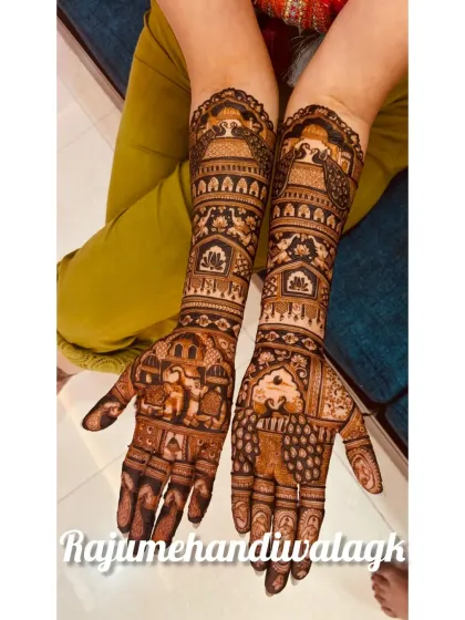 This design is a mix of different traditional elements, including doli scenes, peacocks, and architectural patterns, all coming together for a rich bridal look.