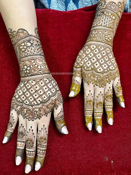 A beautiful back-hand design with a classic check pattern and delicate finger details.