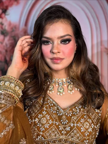 This is a close-up of a soft glam party look, perfect for a reception or sangeet. Notice the smooth base and the blended smokey eye. I teach you how to achieve this polished finish that looks amazing both in photos and in person.
