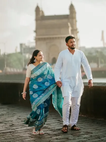 I love capturing timeless moments at iconic Mumbai locations. Here, Abhishek and Saloni walk hand-in-hand near the Gateway of India, their traditional attire adding a layer of classic elegance to this beautiful pre-wedding portrait.