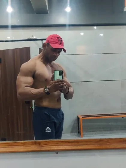 Safalta prapt karna ek chunauti hai. Mirror selfie.