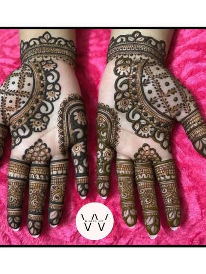 Another beautiful design for a wedding guest, perfect for joining in the festivities.