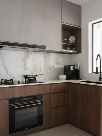 A compact and efficient kitchen design that combines dark wood lower cabinets with light grey upper cabinets. This two-tone approach, paired with a marble backsplash, makes the space feel larger and more dynamic.