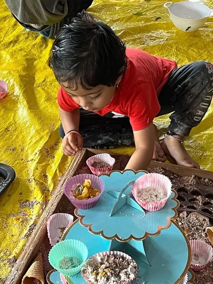 For a "Little Chefs" themed party, this pretend cupcake station was a highlight. Children used mud, sand, and other textures to bake their own messy treats.