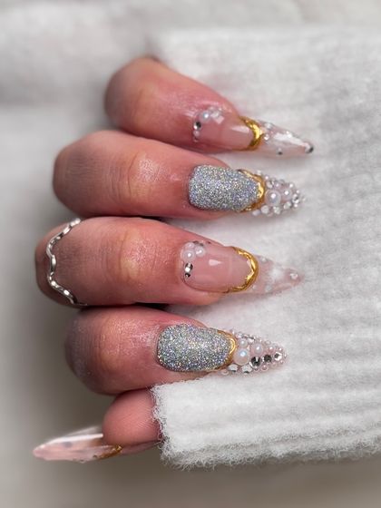 A side view of the ultra-glamorous pearl and glitter set. I build these designs in layers to create depth and ensure all the beautiful details are secure.