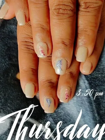 An earthy and delicate design featuring hand-painted feather art on a nude base. I used silver and reddish-brown tones to create a subtle, bohemian-inspired look.