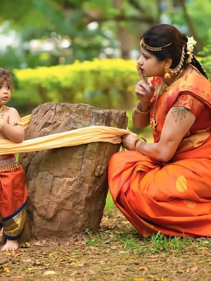 A playful tug-of-war between Yashoda and Krishna. These storytelling portraits are a wonderful way to bring mythology to life.
