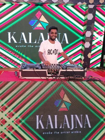 All smiles at the 'Kalajna' college fest. I love being a part of your unique campus events and bringing the soundtrack to your celebration.
