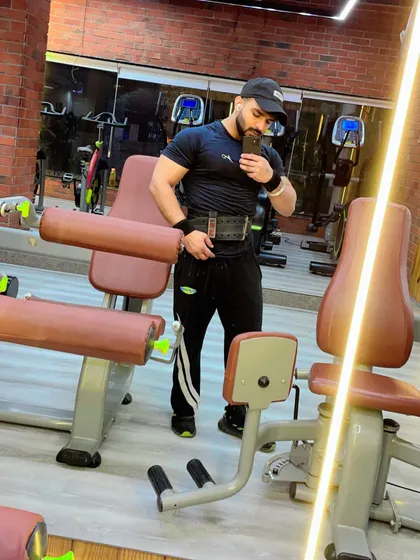 A mirror selfie capturing the focus before a heavy lift. The gear is on, and it's time to train.