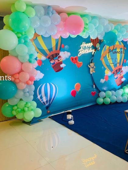 A different angle of the hot air balloon theme, showing the spot lighting and side props.