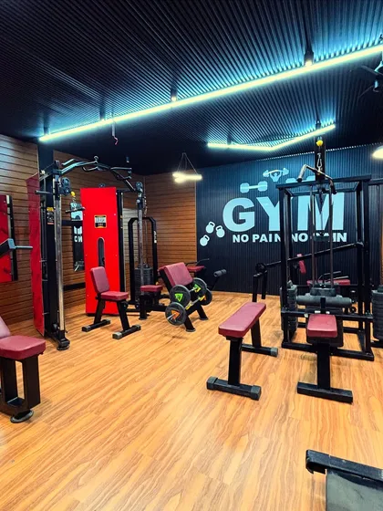 This is the final look of the terrace gym conversion. We used a combination of warm wooden flooring, black industrial-style ceilings, and custom wall graphics to create a high-energy workout environment. Every detail, from the placement of machines to the lighting, was planned for a premium experience.