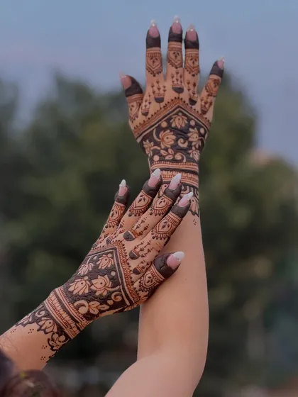 A chic and modern design for the back of the hands. The pattern uses negative space and floral motifs to create a stylish, glove-like effect.