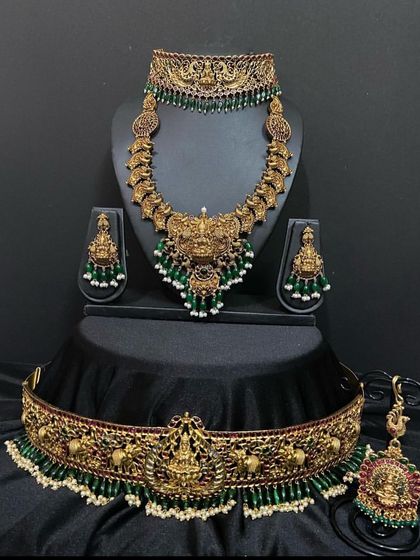 This is a bold Nagas bridal set with a large central pendant. The green beadwork and intricate carvings make this a true statement piece for your wedding.