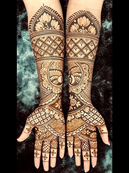 A throwback to this beautiful engagement mehendi. The design features symmetrical lotus motifs in a dome shape, paired with intricate checkerboard patterns for a look that is both traditional and modern.
