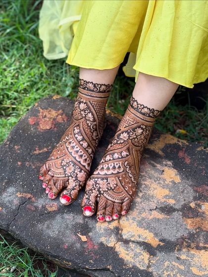 This bridal feet design features beautiful swirling patterns and floral details, providing full coverage for a rich and traditional look.
