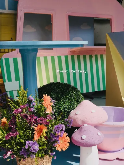 More floral and prop details from the Peppa Pig party, showing the care taken to make every corner beautiful.