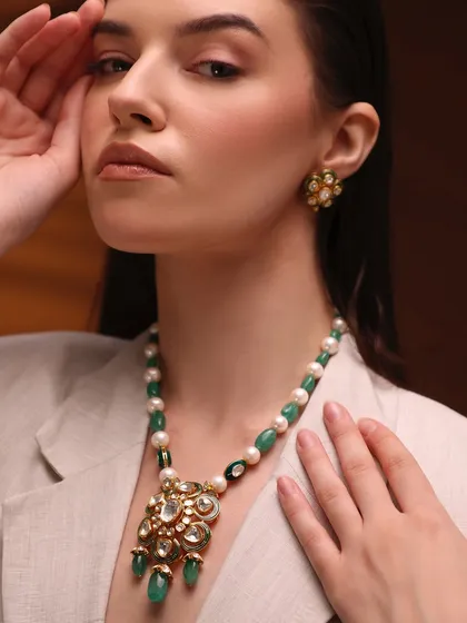 A modern, chic look for a jewelry campaign. I paired a sophisticated blazer with a soft glam makeup look, featuring a winged liner and a warm, matte lip to create an image of contemporary elegance.