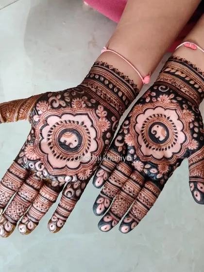 A gorgeous design for the bride's or groom's "siders". This pattern features a central elephant motif surrounded by floral and leaf patterns, using negative space to make the design stand out.