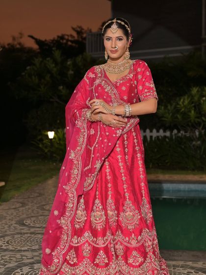A complete bridal look featuring a heavy, gold-plated Kundan necklace, haath phool, and maang tikka, all available for rent.