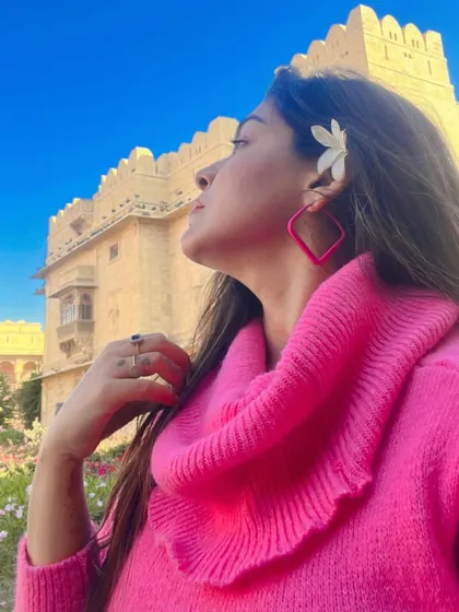 A close-up shot from my Jaisalmer trip. The hot pink sweater and matching earrings stood out beautifully against the golden sandstone architecture.