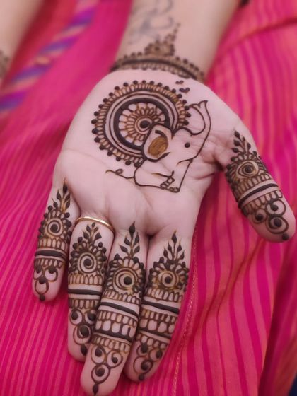 A super cute baby elephant motif on the palm. This is a fun and playful design, perfect for kids or anyone who wants to add a touch of whimsy to their mehendi.