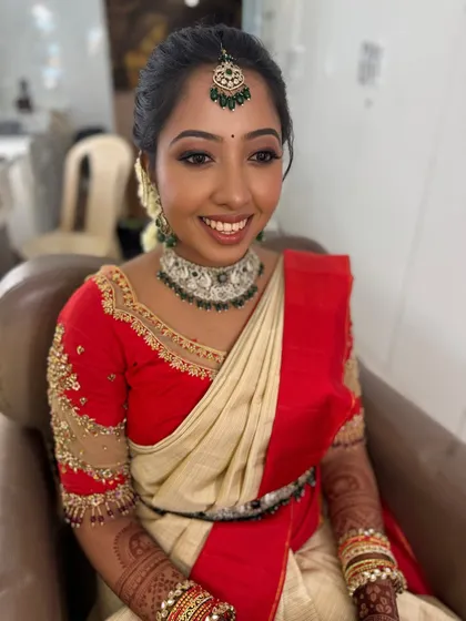A radiant smile from my beautiful bride Preethi during her engagement. Her makeup features a soft glam eye and a natural glowing base, paired with elegant diamond and emerald jewellery for a sophisticated look.