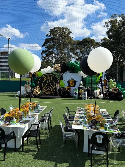 A full view of our incredible outdoor football party. We set up themed dining tables right on the field, creating an unforgettable experience for the birthday boy and his friends.
