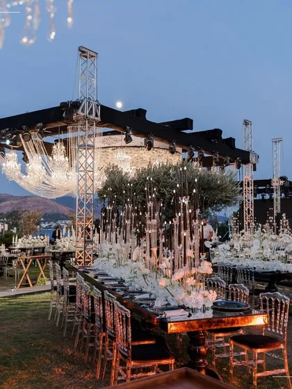 The magic is in the scale and the detail. An evening reception in Turkey, where grand chandeliers and olive trees create an unforgettable setting. We orchestrate every element to transform a space into a breathtaking experience.