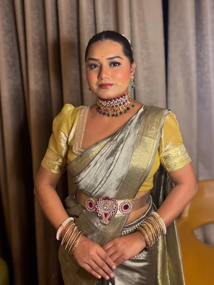 Ready to host in my elegant saree. The combination of the silk fabric, temple jewelry, and traditional hairstyle creates a complete and respectful look.