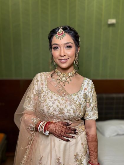 Modern Pastel & White Bridal Looks photo 14