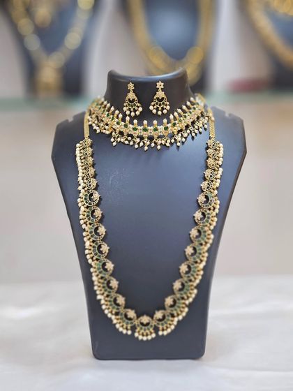 A lovely bridal set with a pearl and green stone choker and a matching long haar.
